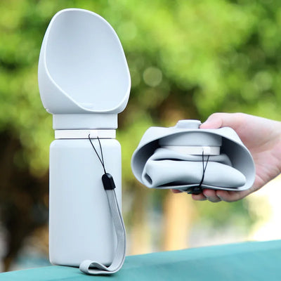 Portable pet water bottle – leakproof design, foldable for easy outdoor use, 550ml capacity.